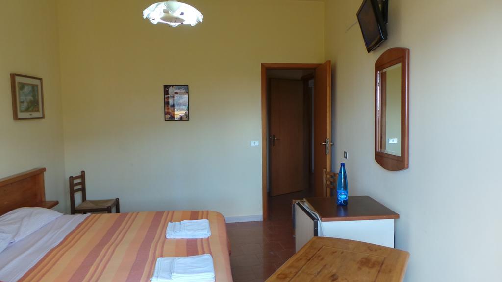 Hotel-Pensione 4 Stagioni Falcone Chambre photo
