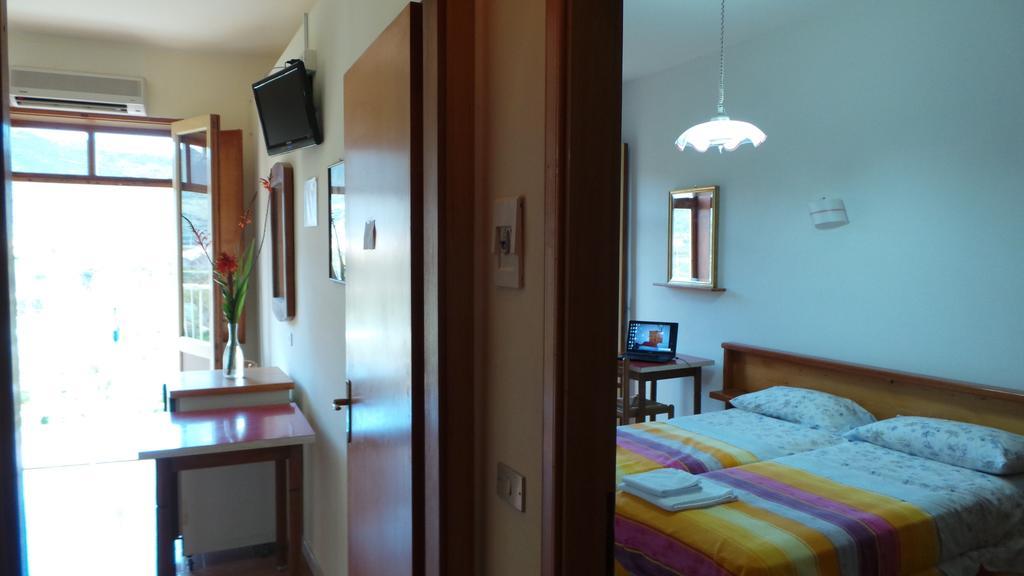 Hotel-Pensione 4 Stagioni Falcone Chambre photo